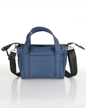 מבט אחורי על תיק מיקרו פלא כחול נייבי של זנדיגי, תא אחורי וקדמי לשליפה מהירה, ידיות אחיזה וחיבור לרצועת קרוס בודי.