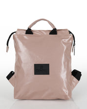 תיק גב ברלין ורוד מבריק של ZENDIGI - מבט קדמי, גזרה מלבנית מינימליסטית עם ידיות נשיאה. תיק יומיומי בנפח המתאים למסמכי A4 או למחשב 14 אינץ'.