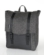 תיק גב טוקיו אפור מנומר בזווית צד - תיק גב יוניסקס ללימודים עבודה ונסיעות, חלוקה חכמה ועיצוב מינימליסטי