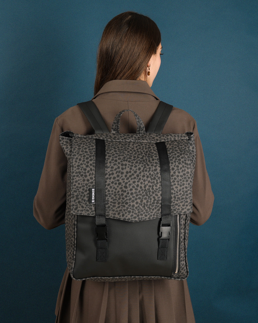 תיק גב ללפטופ טוקיו אפור מנומר, תיק טבעוני לסטודנטים ולהייטקיסטים על דוגמנית.