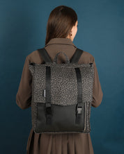 תיק גב ללפטופ טוקיו אפור מנומר, תיק טבעוני לסטודנטים ולהייטקיסטים על דוגמנית.