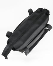 תיק מיני פלא שחור קלאסי - מבט על עם חלוקה חכמה ותאים פנימיים. קומפקטי מבחוץ, מרווח מבפנים, מושלם ליום עמוס או חופשה.