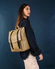 תיק גב מינימליסטי למחשב נייד בצבע קפה, עשוי מחומרים טבעוניים עמידים, שילוב מושלם בין תיק אופנתי לתיק לימודים פרקטי לאוניברסיטה.