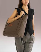 תיק צד פלא על כתף של דוגמנית, תיק גדול ומכיל ללימודים ולימים ארוכים מחוץ לבית.