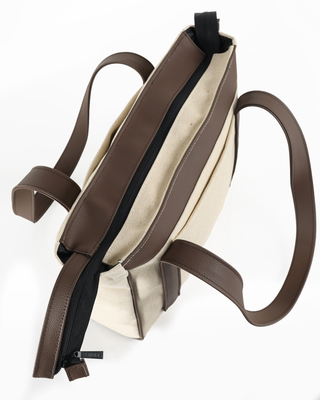 תיק מיני פלא בז׳ קנבס וחום כהה - מבט על עם חלוקה חכמה ותאים פנימיים. קומפקטי מבחוץ, מרווח מבפנים, מושלם ליום עמוס או חופשה.