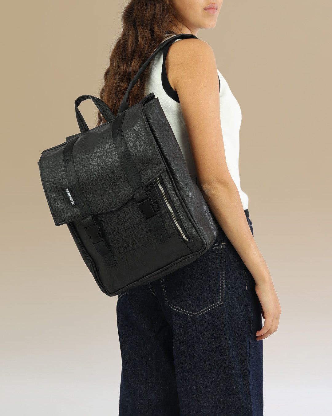 תיק גב למחשב נייד קטן מיני טוקיו שחור כדורסל תיק גב לסטודנטים מוצג על דוגמנית