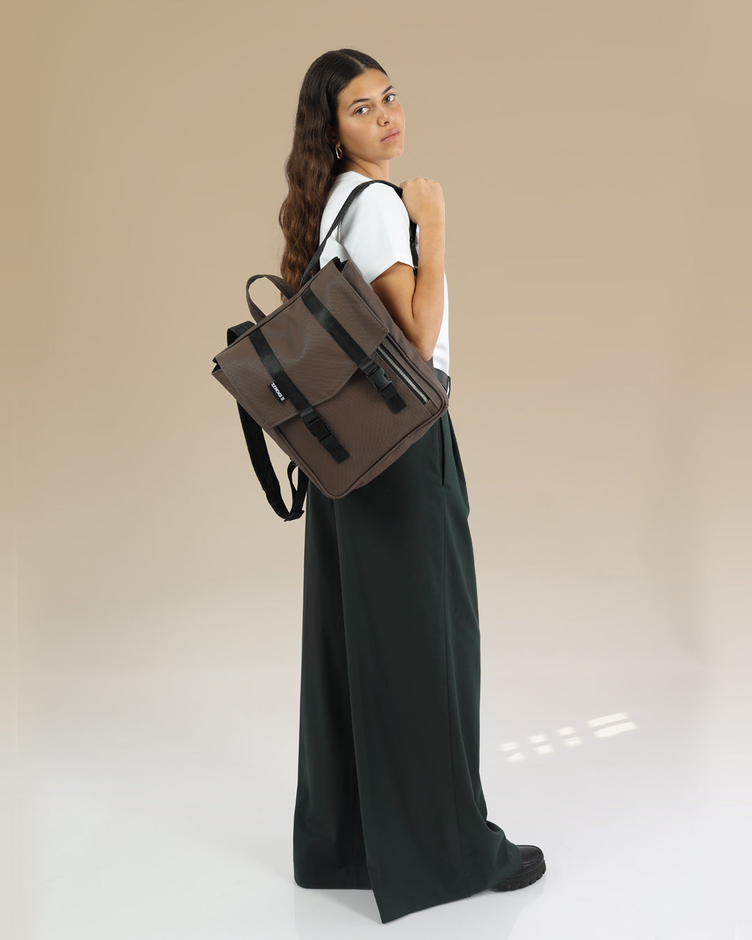 תיק גב ללפטופ קטן מיני טוקיו חום יהלום, תיק טבעוני לסטודנטים ולהייטקיסטים על דוגמנית.