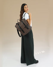 תיק גב ללפטופ קטן מיני טוקיו חום יהלום, תיק טבעוני לסטודנטים ולהייטקיסטים על דוגמנית.