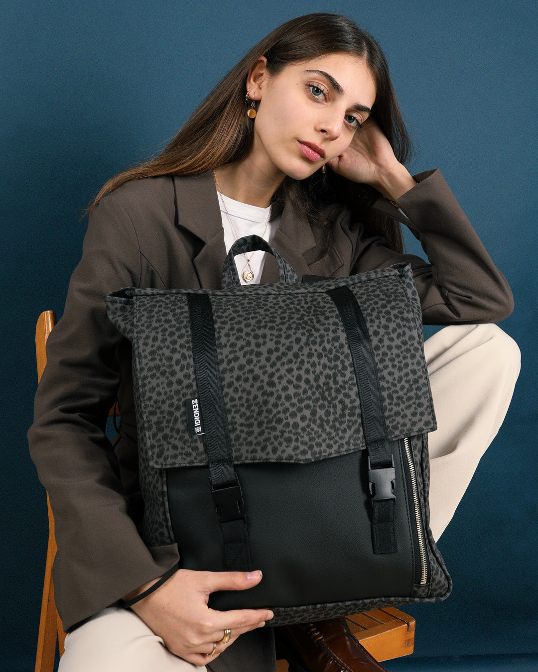 דוגמנית עם תיק גב למחשב טוקיו אפור מנומר מבית זנדיגי 