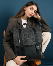 דוגמנית עם תיק גב למחשב טוקיו אפור מנומר מבית זנדיגי 