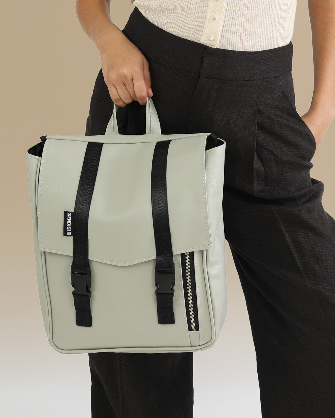 תקריב של מיני טוקיו מיסט, טקסטורה איכותית טבעונית וחזקה.