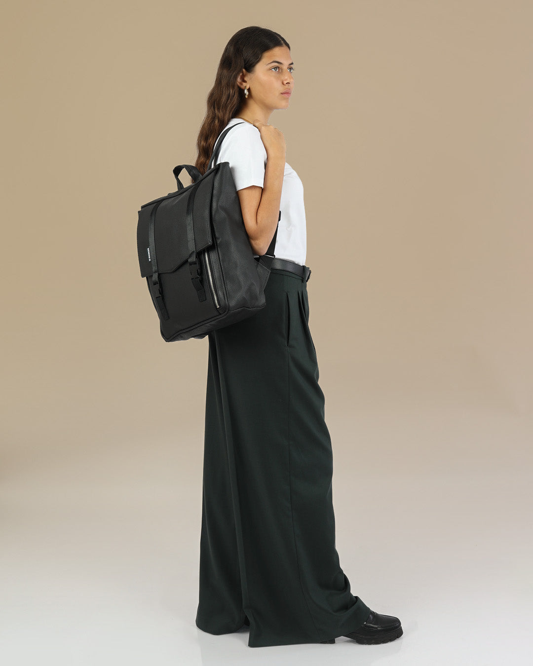 תיק גב ללפטופ טוקיו שחור כדורסל, תיק טבעוני לסטודנטים ולהייטקיסטים על דוגמנית.