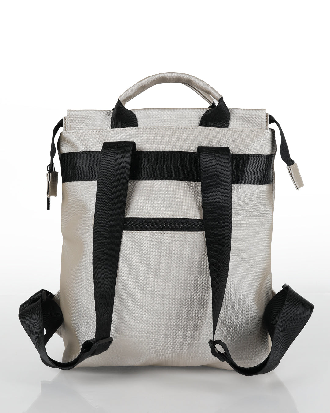 מבט אחורי על תיק ברלין כסף שיבולים עם תא נסתר לחפצים אישיים, רצועות מתכווננות וידיות אחיזה נוחות לנשיאה.