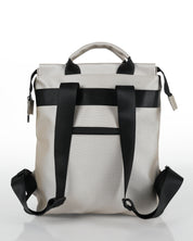 מבט אחורי על תיק ברלין כסף שיבולים עם תא נסתר לחפצים אישיים, רצועות מתכווננות וידיות אחיזה נוחות לנשיאה.