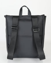 מיני טוקיו שחור נוקס צילום אחורי, ניתן לראות את תא השליפה האחורה שלו והרצועות המרופדות לנוחות מקסימלית