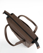 מבט מלמעלה על תיק צד פלא חום קלאסיף נפתח ברוכסן איכותי שחור.