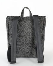 מיני טוקיו אפור מנומר צילום אחורי, ניתן לראות את תא השליפה האחורה שלו והרצועות המרופדות לנוחות מקסימלית