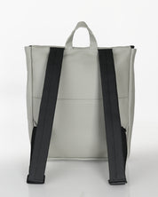 מיני טוקיו מיסט צילום אחורי, ניתן לראות את תא השליפה האחורה שלו והרצועות המרופדות לנוחות מקסימלית