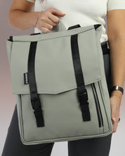 תקריב טוקיו מנטה, תיק גב למחשב נייד, לימודים ועבודה, מושלם לסטודנטים, מוחזק על ידי דוגמנית.