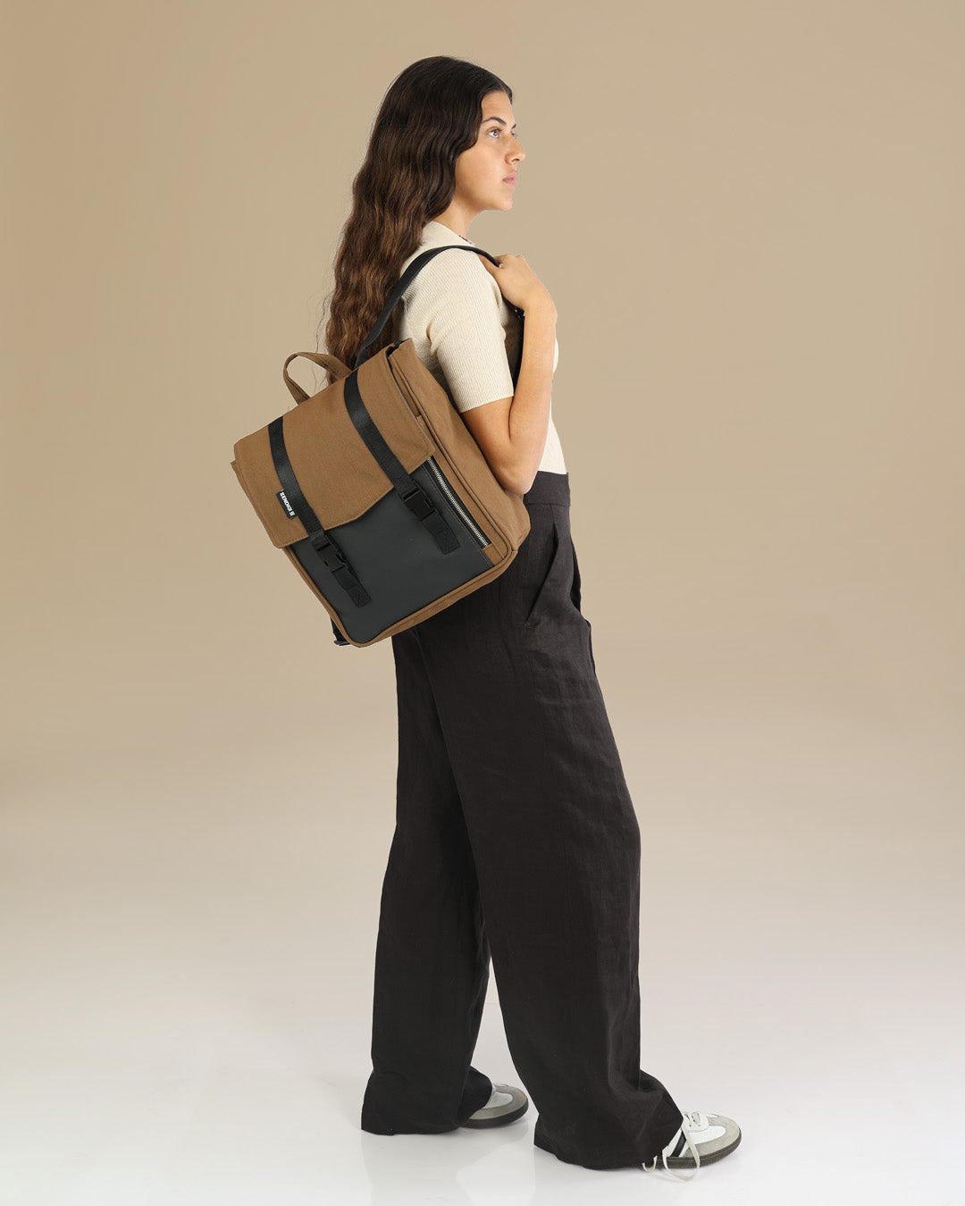 מיני טוקיו אוקספורד על דוגמנית, תיק גב טבעוני לאישה, תיק ללפטופ לגבר תיק גב איכותי.