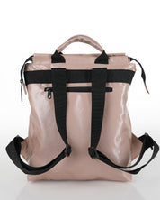 מבט אחורי על תיק ברלין ורוד מבריק עם תא נסתר לחפצים אישיים, רצועות מתכווננות וידיות אחיזה נוחות לנשיאה.