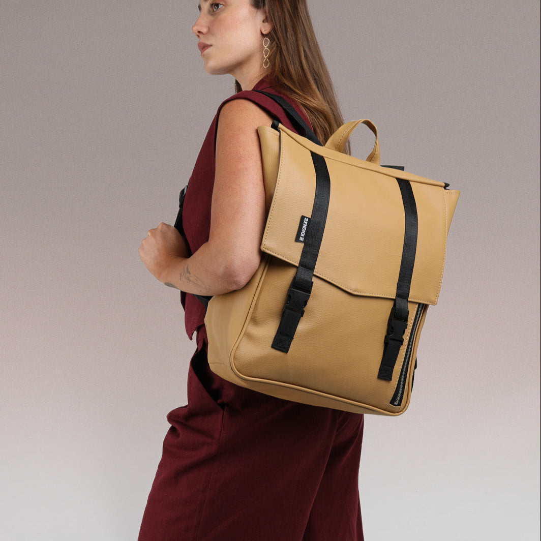 תיק מחשב נייד טוקיו קאמל מוצג על דוגמנית תיק גב ללפטופ, תיק גב לסטודנטים חזק ואיכותי תיק לימודים ואוניברסיטה