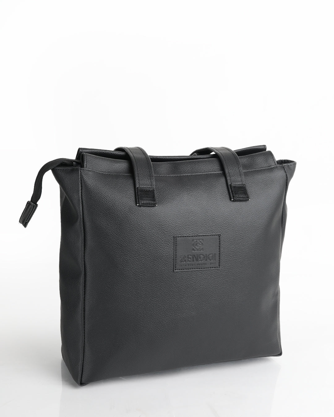 תיק צד שחור לעבודה, דגם נינה מבית זנדיגי, עשוי חומר טבעוני איכותי ועמיד במים בעיצוב אלגנטי ופרקטי לנשיאה יומיומית.