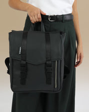 תקריב של מיני טוקיו שחור נוקס, טקסטורת יהלום איכותית טבעונית וחזקה.