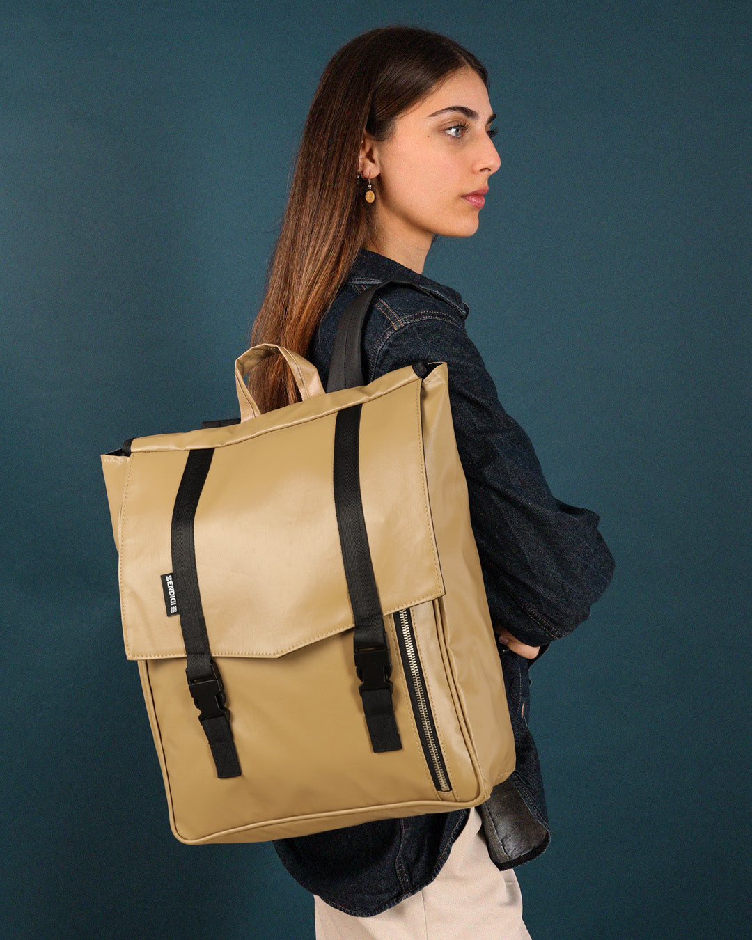 תיק גב טוקיו קפה על גב של דוגמנית, תיק טבעוני עם עיצוב פרקטי ומוקפד, מתאים לגבר ולאישה.