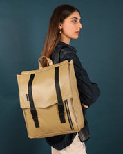 תיק גב טוקיו קפה על גב של דוגמנית, תיק טבעוני עם עיצוב פרקטי ומוקפד, מתאים לגבר ולאישה.