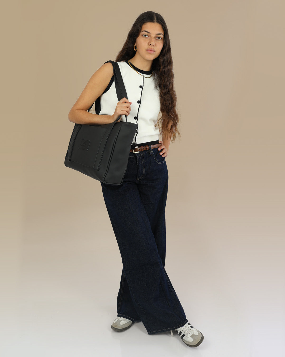 מיני פלא שחור קלאסי, תיק צד למחשב של זנדיגי על דוגמנית, ניתן לראות את כל גופה ואת הפרופורציות של התיק על הגוף.