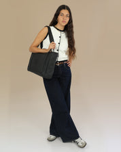 מיני פלא שחור קלאסי, תיק צד למחשב של זנדיגי על דוגמנית, ניתן לראות את כל גופה ואת הפרופורציות של התיק על הגוף.