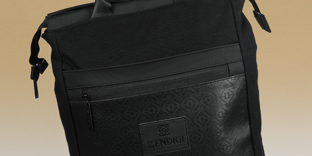 תיק גב מילאנו שחור קנבס וטוטם מבית זנדיגי, מוחזק ביד על ידי דוגמנית.