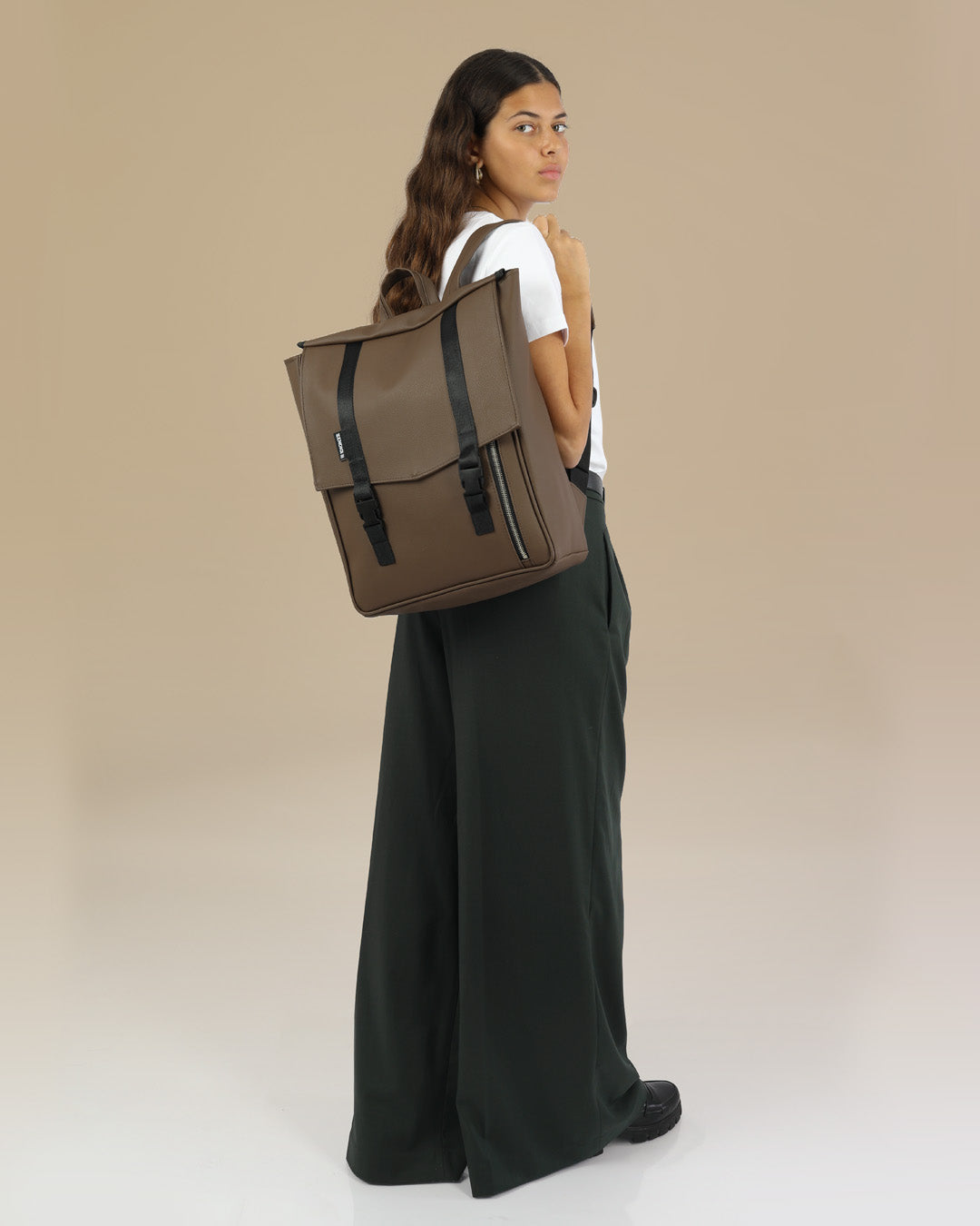 תיק גב ללפטופ טוקיו חום קלאסי, תיק טבעוני לסטודנטים ולהייטקיסטים על דוגמנית.