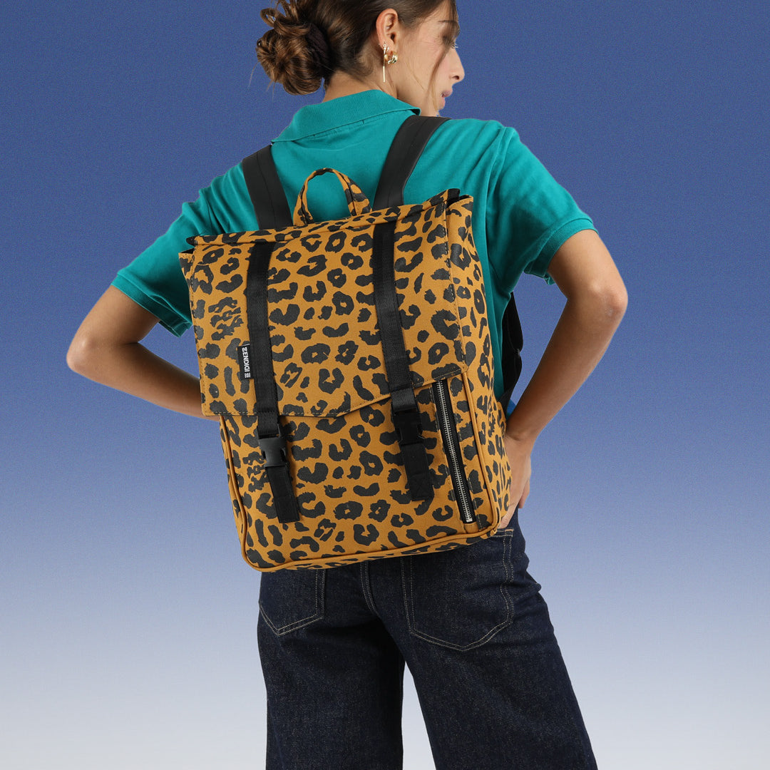 תיק גב למחשב מנומר, תיק מנומר ישראלי, עיצוב מקומי ייצור ישראלי, תיק גב נמר טבעוני, תיק לעבודה, תיק לטיולים מתאים לגבר וגם לאישה