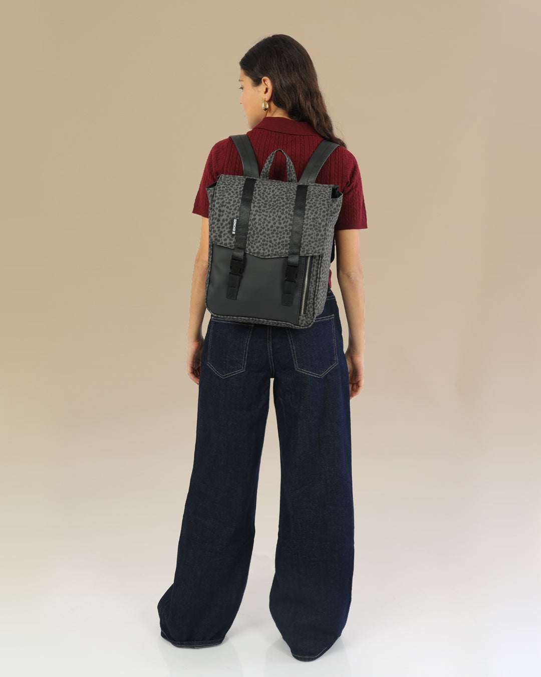 מיני טוקיו אפור מנומר על דוגמנית, תיק גב טבעוני לאישה, תיק ללפטופ לגבר תיק גב איכותי.