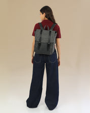 מיני טוקיו אפור מנומר על דוגמנית, תיק גב טבעוני לאישה, תיק ללפטופ לגבר תיק גב איכותי.