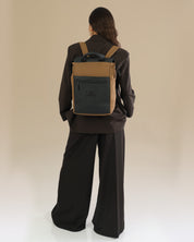 תיק גב למחשב אוקספורד, תיק לפטופ ללימודים באוניברסיטה, תיק לסטודנטים, על דוגמנית עם רצועה אחת על הכתף, ניתן לראות את הפרופורציות של התיק על הדוגמנית