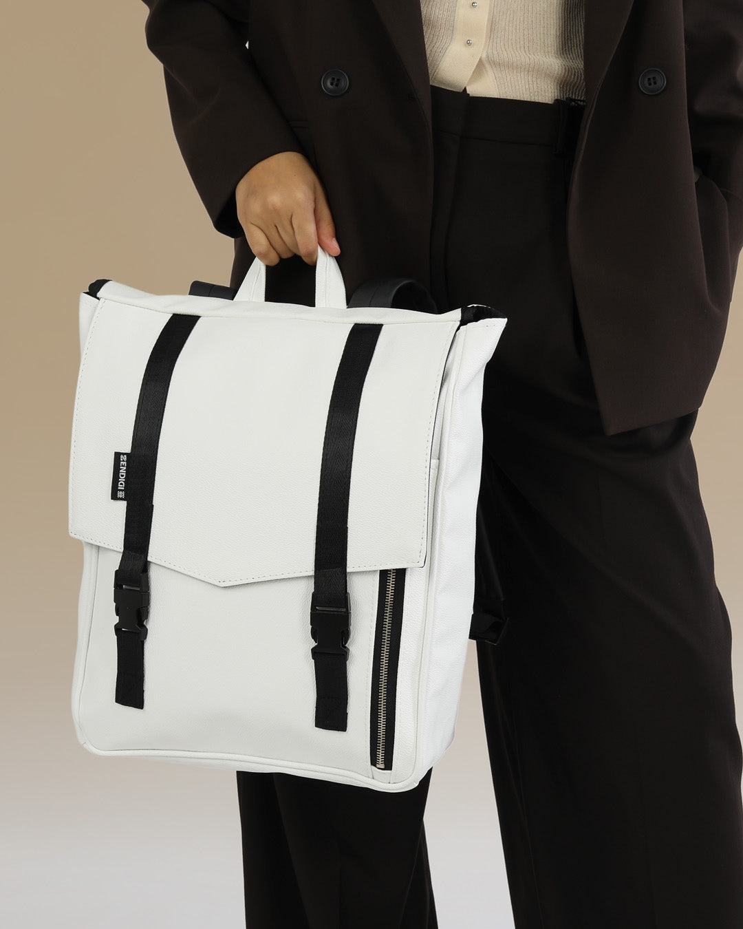 תקריב של תיק גב טוקיו לבן קלאסי - טקסטורה טבעונית איכותית, מתאים למחשב נייד ולשימוש יומיומי בעיר.