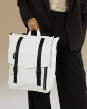 תקריב של תיק גב טוקיו לבן קלאסי - טקסטורה טבעונית איכותית, מתאים למחשב נייד ולשימוש יומיומי בעיר.