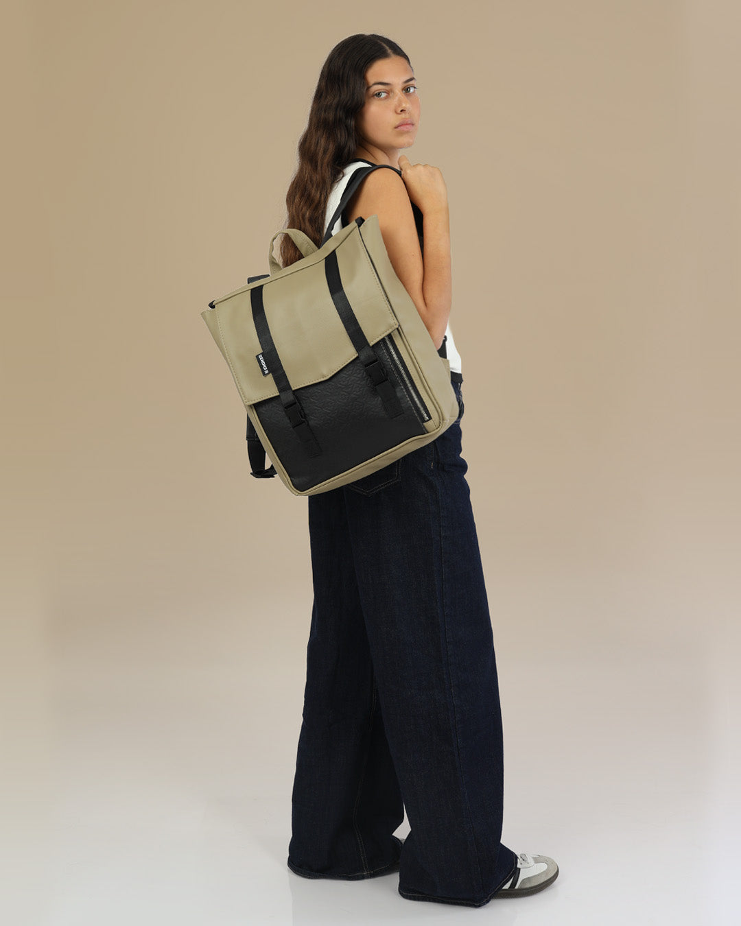 תיק גב ללפטופ טוקיו מדבר טוטם, תיק טבעוני לסטודנטים ולהייטקיסטים על דוגמנית.