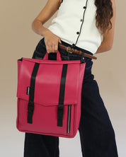 תקריב של תיק גב טוקיו ורוד ברבי - טקסטורה טבעונית איכותית, מתאים למחשב נייד ולשימוש יומיומי בעיר.