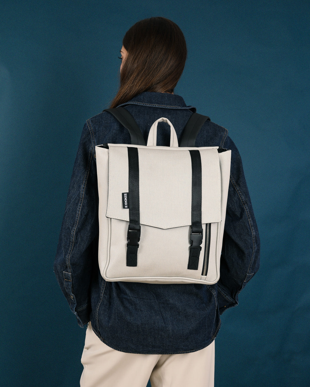 תיק גב בהיר למחשב נייד דגם מיני טוקיו בינגו שמנת, תיק אופנתי לאוניברסיטה ולעבודה המשלב מראה קלאסי עם פונקציונליות מודרנית למחשב 14 אינץ'.