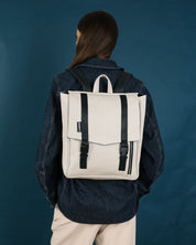 תיק גב בהיר למחשב נייד דגם מיני טוקיו בינגו שמנת, תיק אופנתי לאוניברסיטה ולעבודה המשלב מראה קלאסי עם פונקציונליות מודרנית למחשב 14 אינץ'.