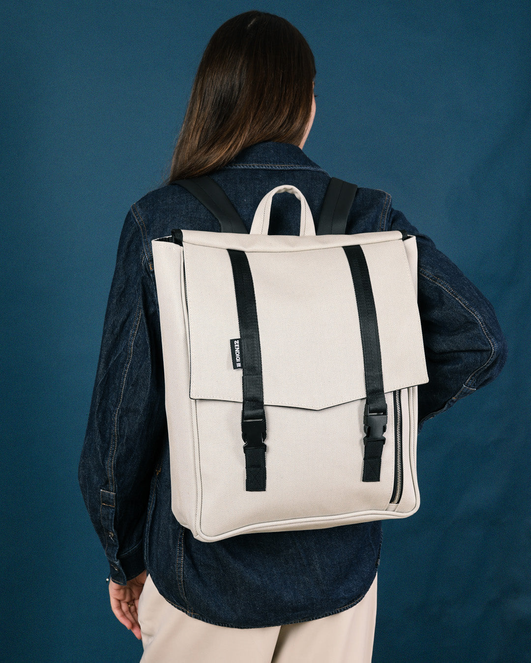 תיק גב ללפטופ טוקיו בינגו שמנת, תיק טבעוני לסטודנטים ולהייטקיסטים על דוגמנית.