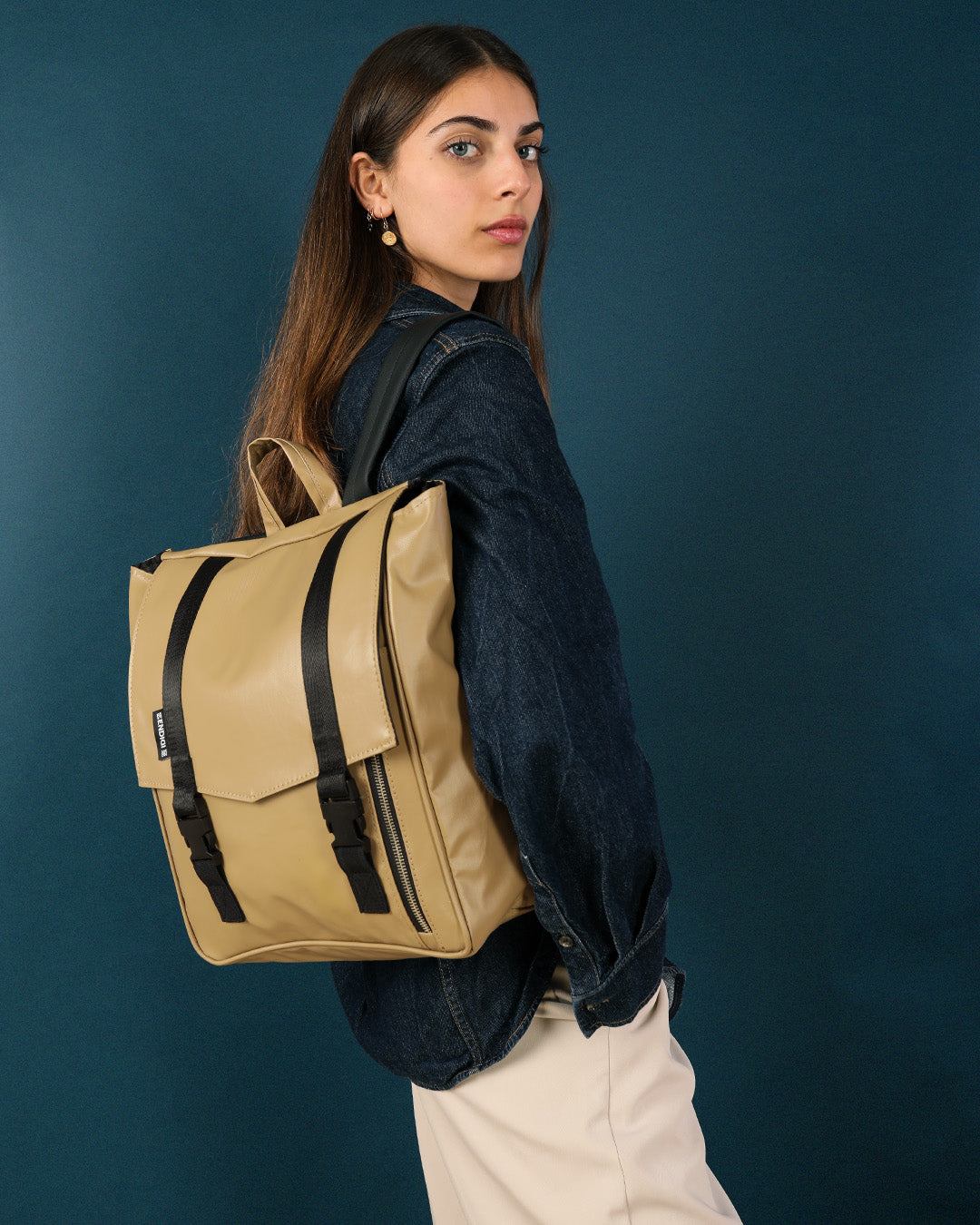 תיק גב קומפקטי למחשב נייד 13-14 אינץ' דגם מיני טוקיו קפה, עיצוב טבעוני יוקרתי לנשים שמחפשות תיק עבודה קטן, אלגנטי ונוח.