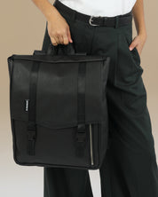 תקריב של תיק גב טוקיו שחור כדורסל - טקסטורה טבעונית איכותית, מתאים למחשב נייד ולשימוש יומיומי בעיר.