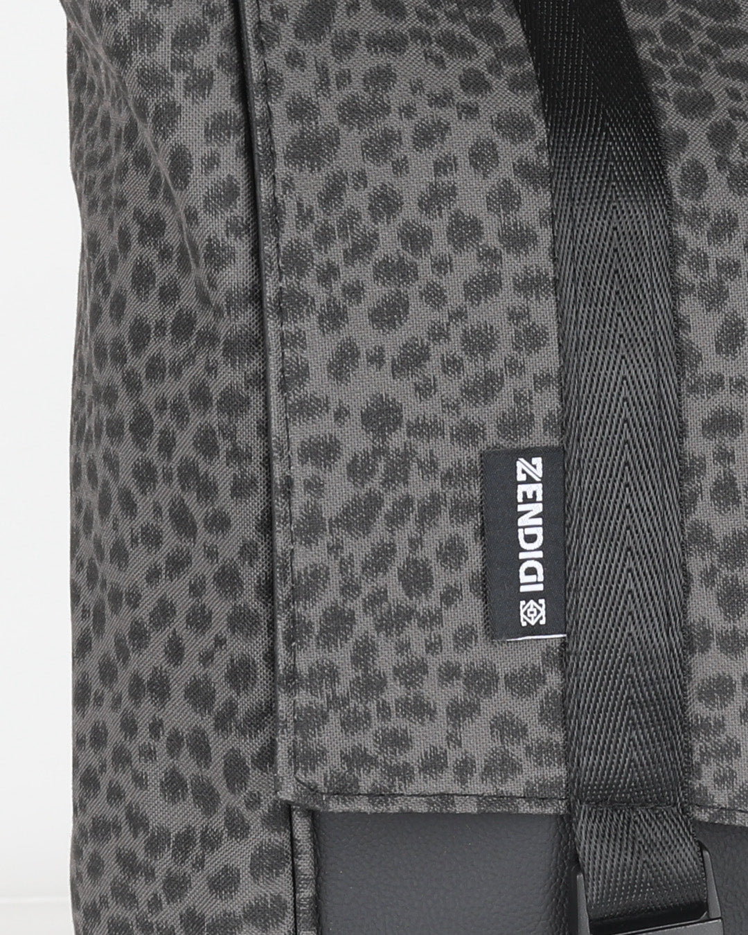 צילום תקריב של טוקיו אפור מנומר, תיק העשוי מבד קנבס איכותי דוחה גשם, ודמוי עור איטלקי חזק שנשמר לאורך שנים.