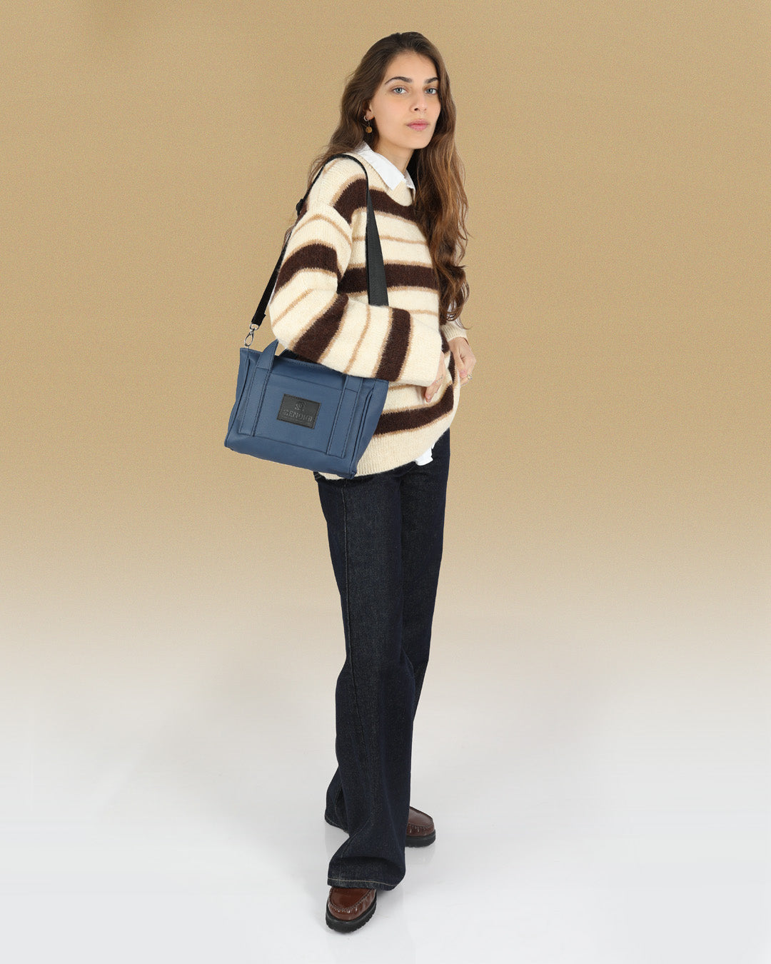 תיק קרוס באדי ויד מיקרו פלא כחול נייבי, תיק בינוני שמכיל המון, ניתן להחזקה ולנשיאה על כתף מוצג על דוגמנית שניתן לראות את כל גופה