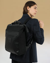 תיק גב למחשב מילאנו שחור טוטם על דוגמנית, תיק גב טבעוני, עשוי מהחומרים הטובים ביותר, דוחה גשם.